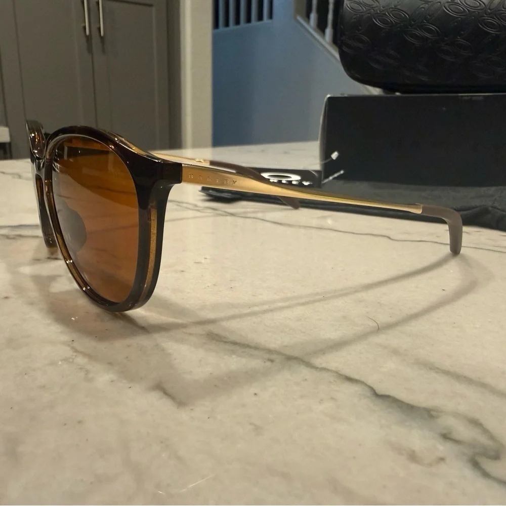 Oakley chic sunglasses